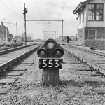 169497 Afbeelding van dwergsein nr. 553 op het N.S.-station Oudenbosch te Oudenbosch. Links een deel van het oude seinhuis.